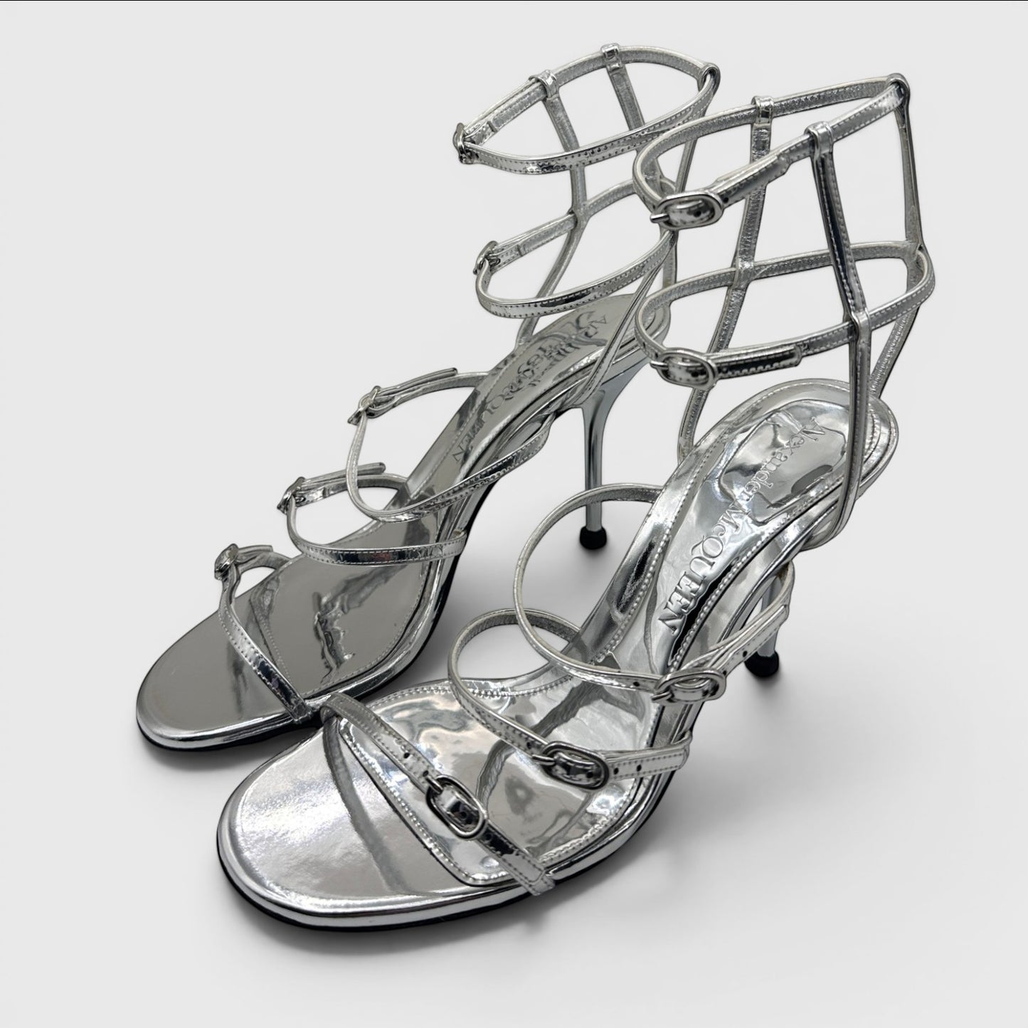 Alexander McQueen · luxury shoes · silver heels · stiletto · strappy sandals · designer footwear · prabangūs bateliai · second hand luxury · McQueen original · metallic sandals · Made in Italy · aukštakulniai · vestuviniai bateliai · vakariniai bateliai
Alexander McQueen silver sandals strappy heels stiletto sandals luxury shoes designer heels metallic sandals McQueen original box second hand luxury wedding heels evening sandals open toe heels buckle sandals Made in Italy