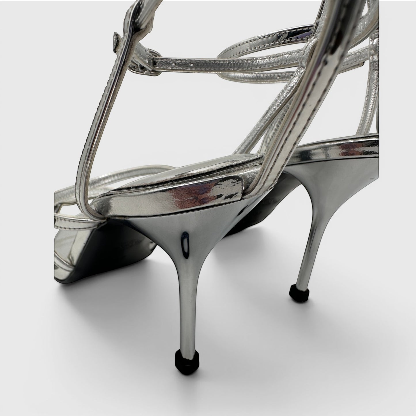 Alexander McQueen · luxury shoes · silver heels · stiletto · strappy sandals · designer footwear · prabangūs bateliai · second hand luxury · McQueen original · metallic sandals · Made in Italy · aukštakulniai · vestuviniai bateliai · vakariniai bateliai
Alexander McQueen silver sandals strappy heels stiletto sandals luxury shoes designer heels metallic sandals McQueen original box second hand luxury wedding heels evening sandals open toe heels buckle sandals Made in Italy