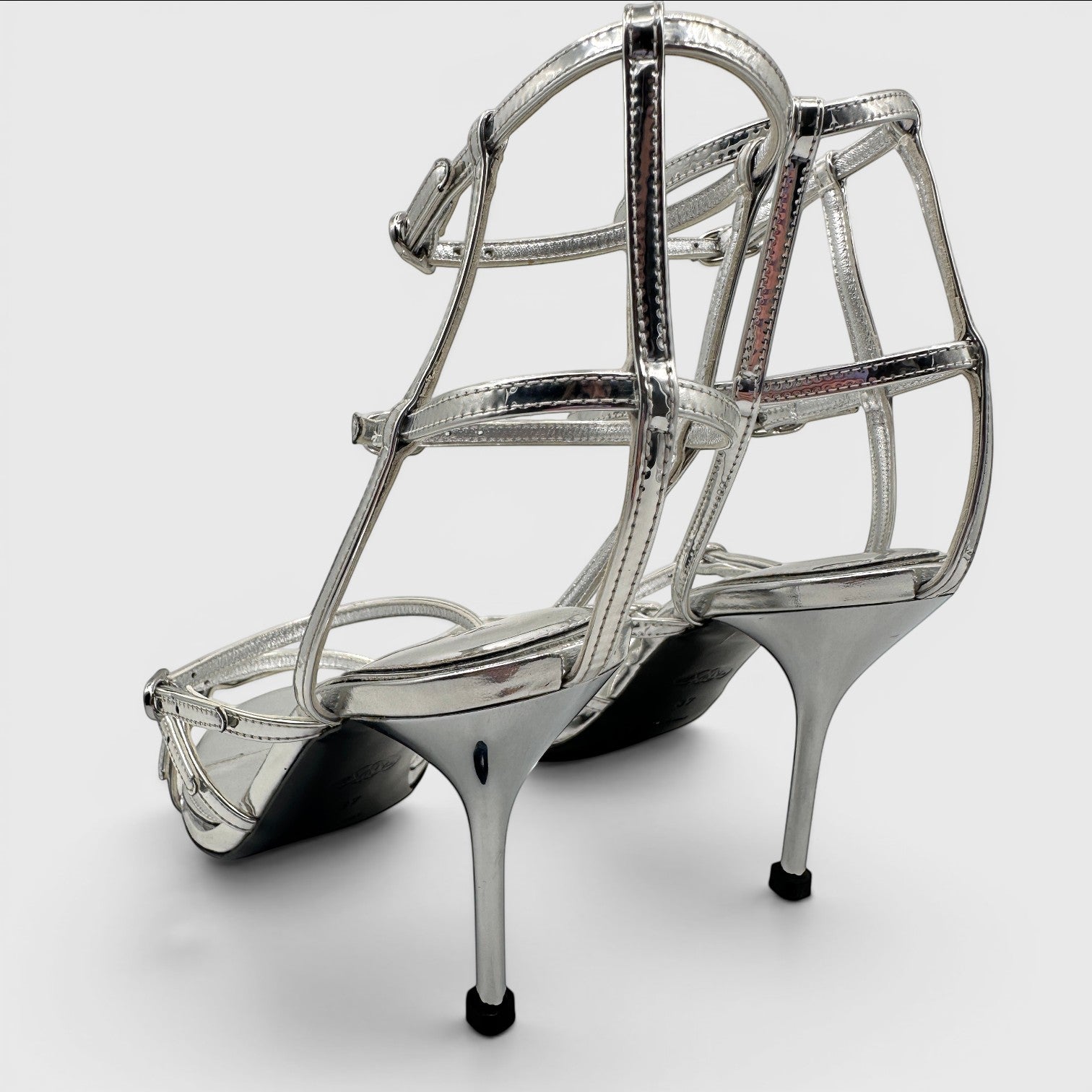 Alexander McQueen · luxury shoes · silver heels · stiletto · strappy sandals · designer footwear · prabangūs bateliai · second hand luxury · McQueen original · metallic sandals · Made in Italy · aukštakulniai · vestuviniai bateliai · vakariniai bateliai
Alexander McQueen silver sandals strappy heels stiletto sandals luxury shoes designer heels metallic sandals McQueen original box second hand luxury wedding heels evening sandals open toe heels buckle sandals Made in Italy