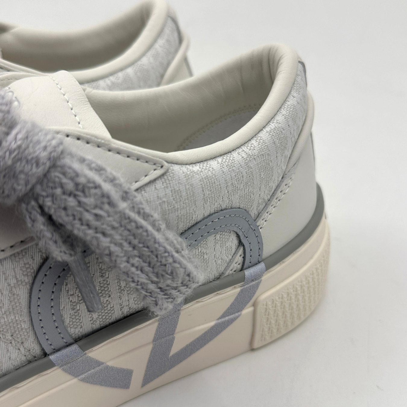 B33 Spin Sneakers