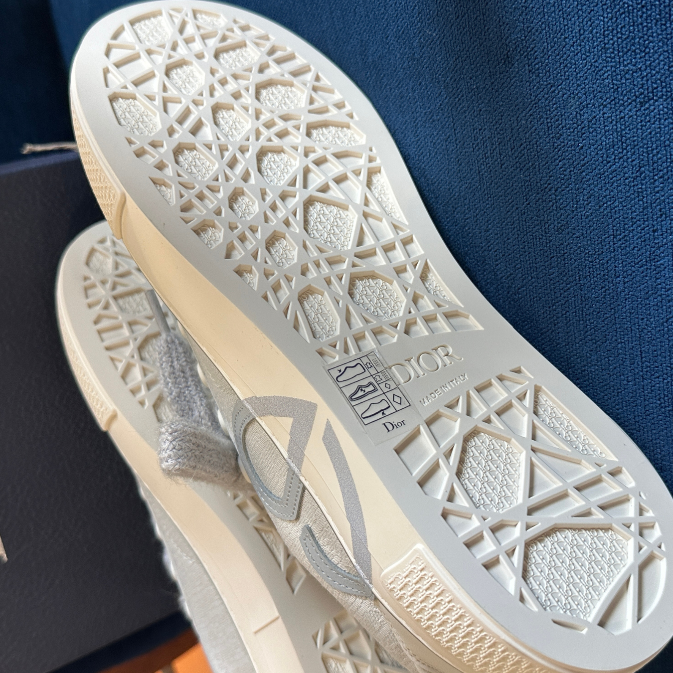 B33 Spin Sneakers